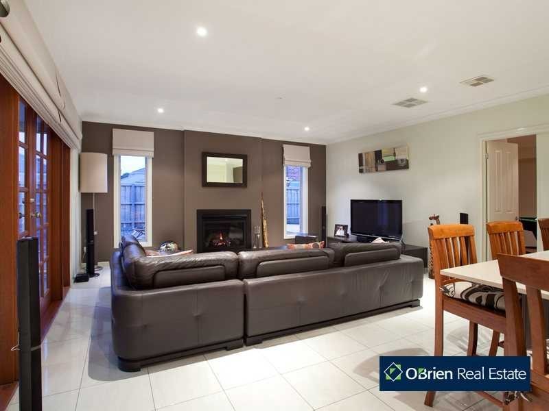 24 Lakeside Drive, Berwick VIC 3806