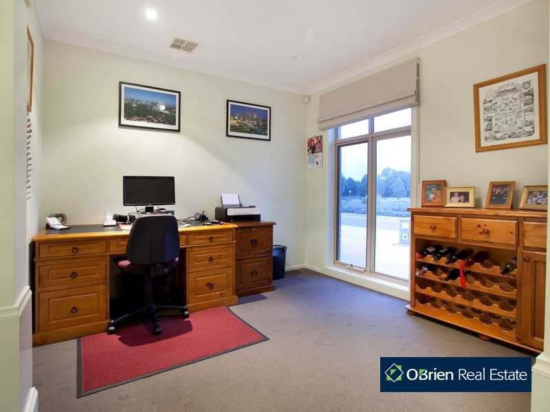 24 Lakeside Drive, Berwick VIC 3806