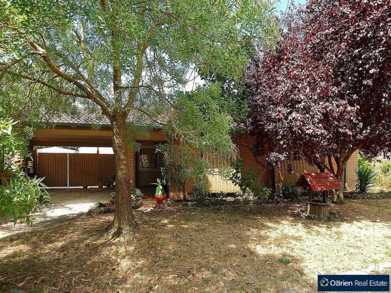 10 Marnebeck Court, Cranbourne VIC 3977