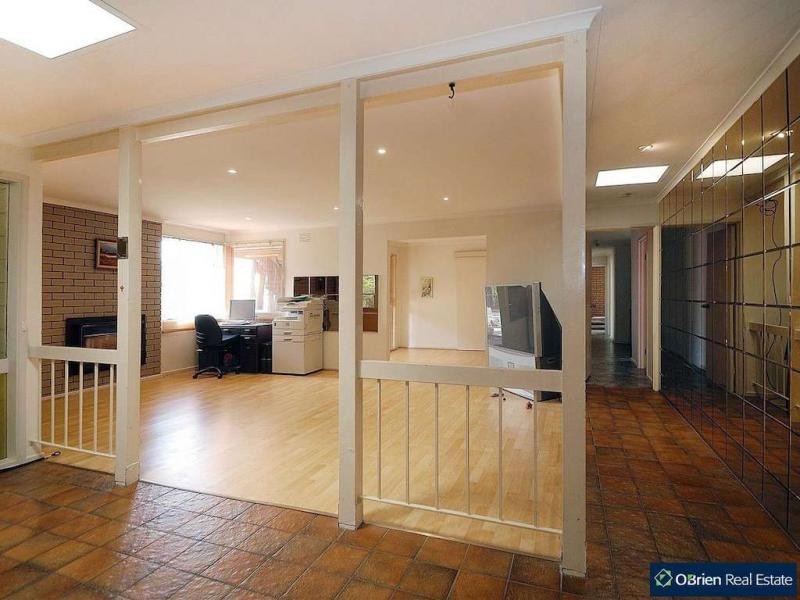 10 Marnebeck Court, Cranbourne VIC 3977