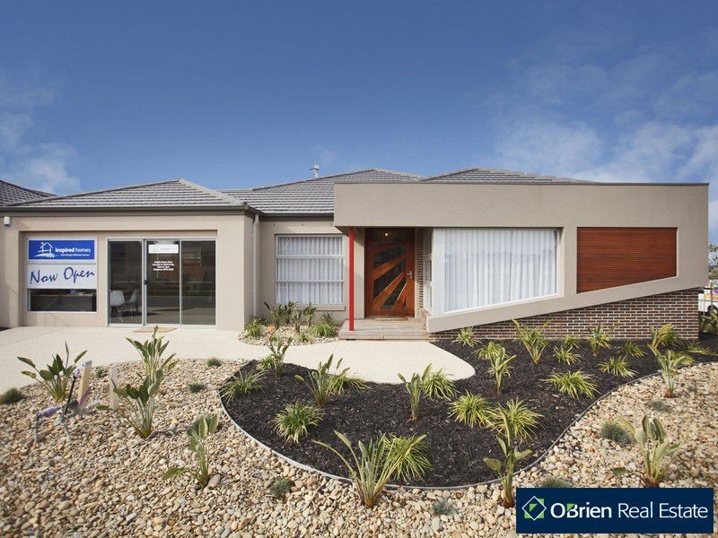 2 Evesham Street, Cranbourne North VIC 3977