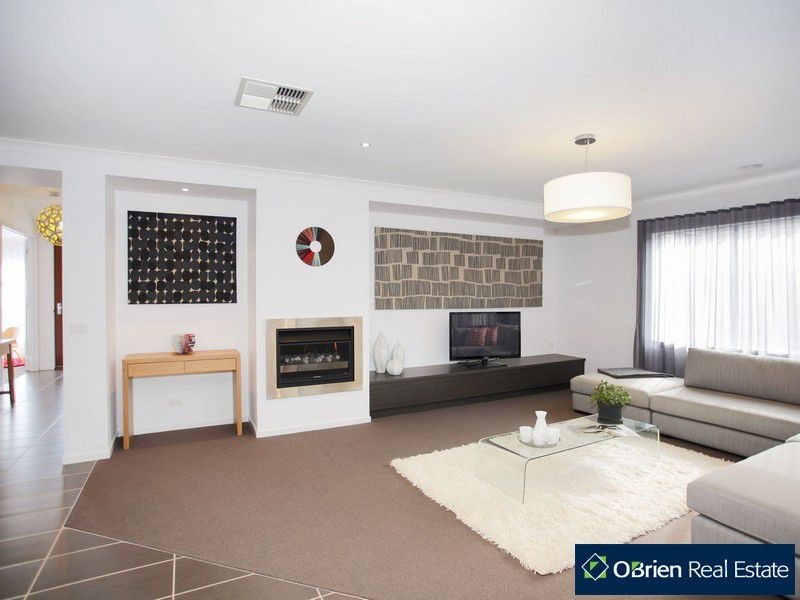 2 Evesham Street, Cranbourne North VIC 3977