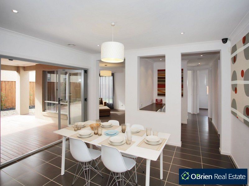 2 Evesham Street, Cranbourne North VIC 3977