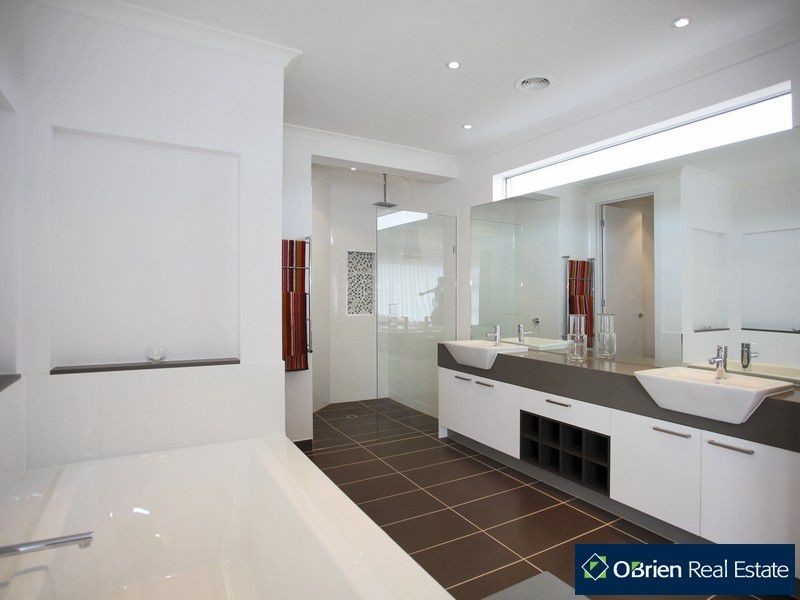 2 Evesham Street, Cranbourne North VIC 3977