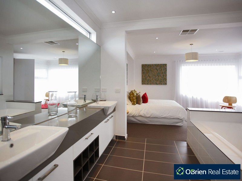 2 Evesham Street, Cranbourne North VIC 3977