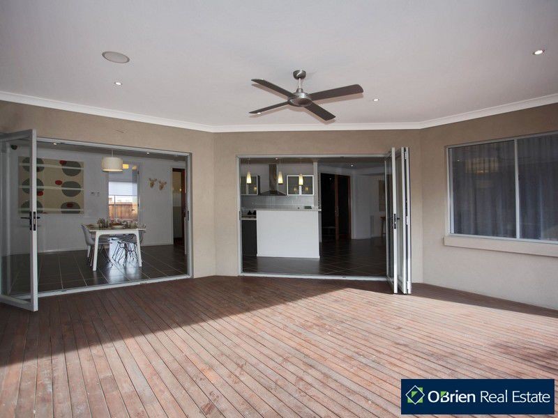 2 Evesham Street, Cranbourne North VIC 3977