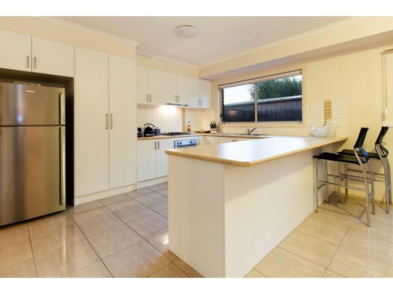 2/15 Coniston Avenue, Berwick VIC 3806