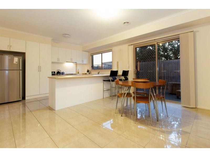 2/15 Coniston Avenue, Berwick VIC 3806