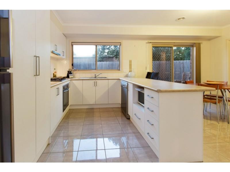 2/15 Coniston Avenue, Berwick VIC 3806