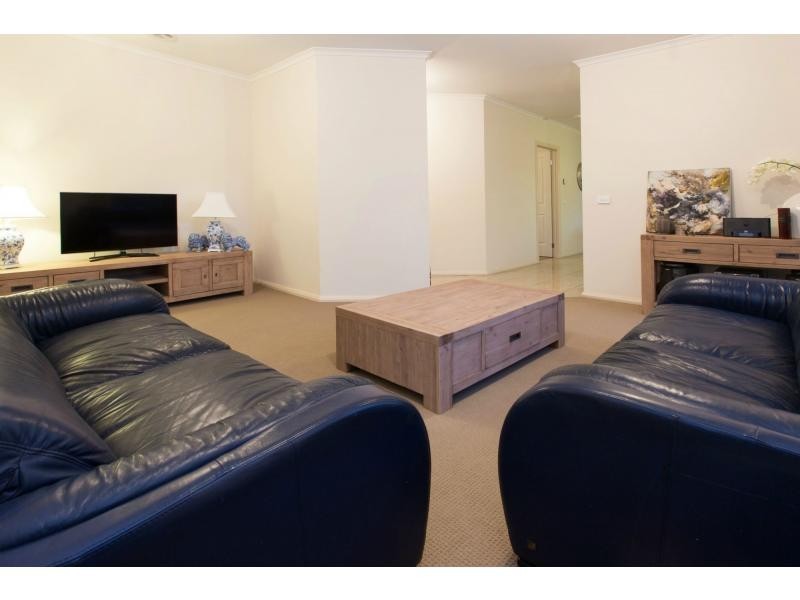 2/15 Coniston Avenue, Berwick VIC 3806