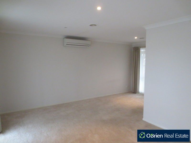 52 Trafalgar Way, Cranbourne East VIC 3977
