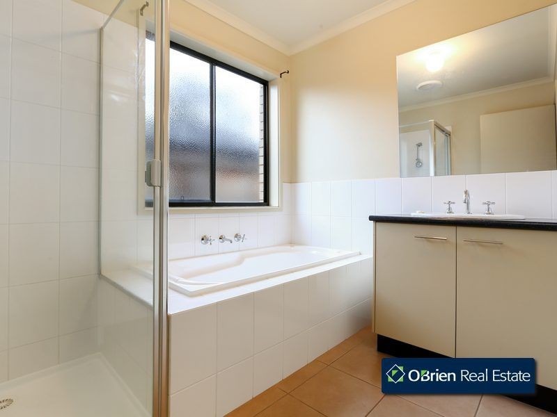 44 Irving Road, Pakenham VIC 3810