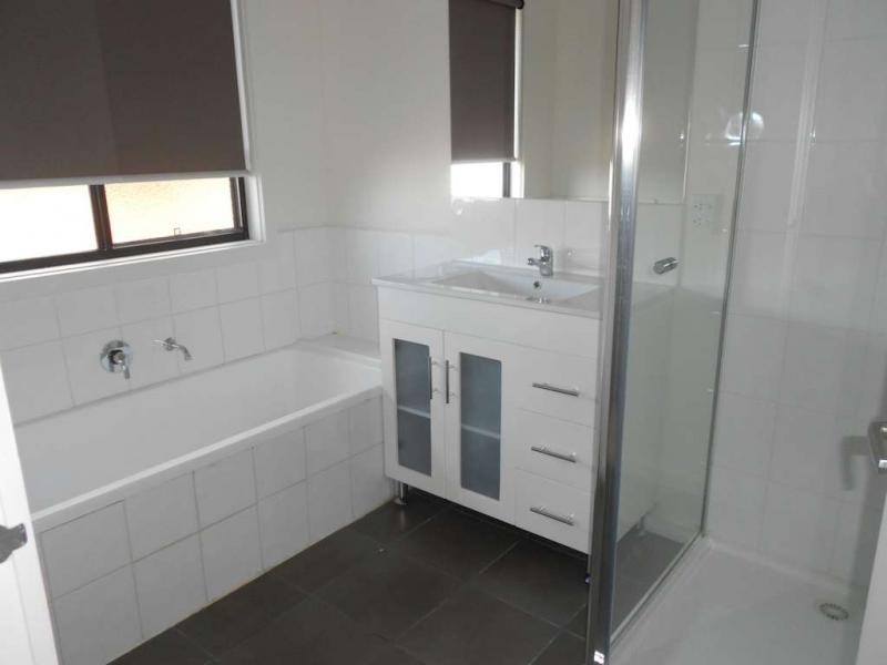 2/35 Portchester Boulevard, Beaconsfield VIC 3807