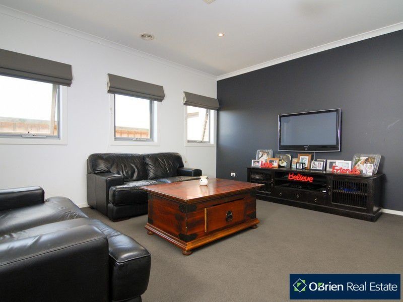 34 Wild Scotchman Way, Cranbourne East VIC 3977