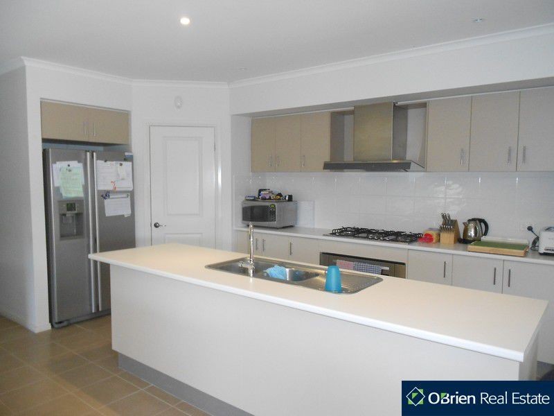 18 Don Collins Way, Berwick VIC 3806