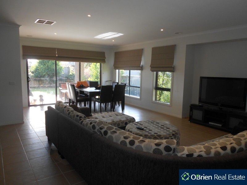 18 Don Collins Way, Berwick VIC 3806