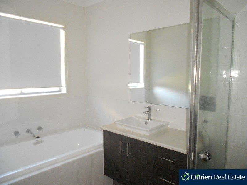 18 Don Collins Way, Berwick VIC 3806