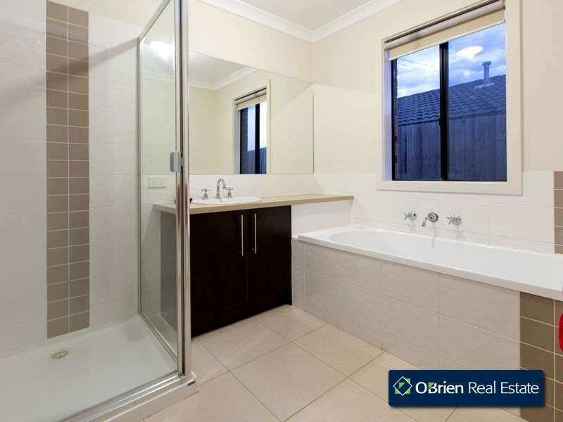 4 Daventry Court, Berwick VIC 3806