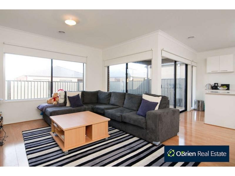 10 Cob Terrace, Clyde North VIC 3978