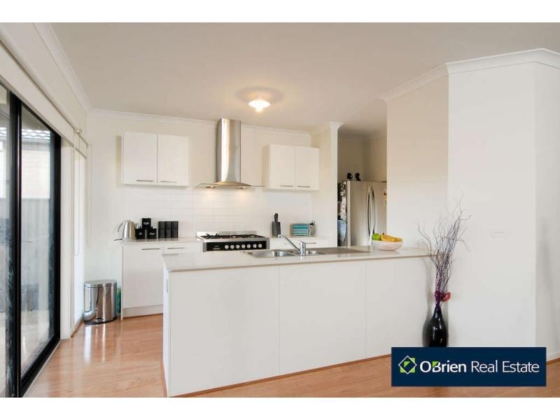 10 Cob Terrace, Clyde North VIC 3978