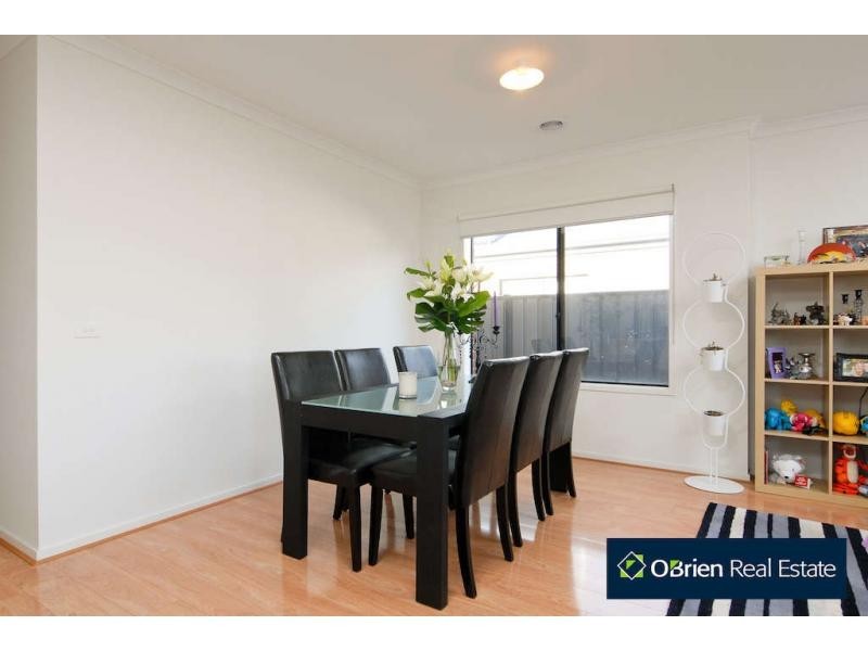 10 Cob Terrace, Clyde North VIC 3978
