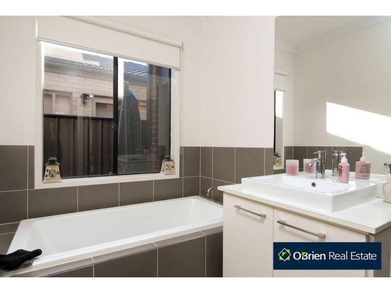10 Cob Terrace, Clyde North VIC 3978