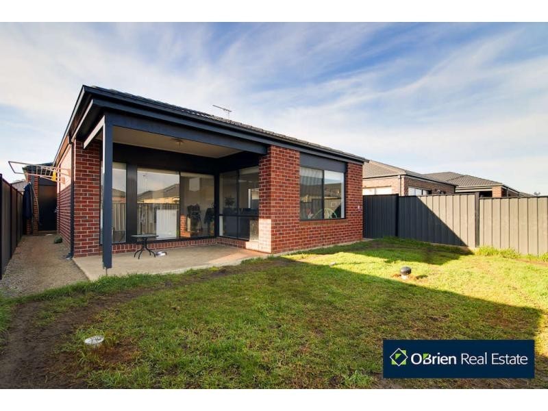 10 Cob Terrace, Clyde North VIC 3978