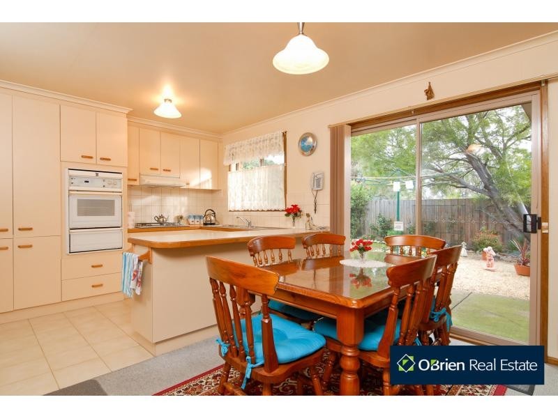 2/32 Lamont Crescent, Cranbourne VIC 3977