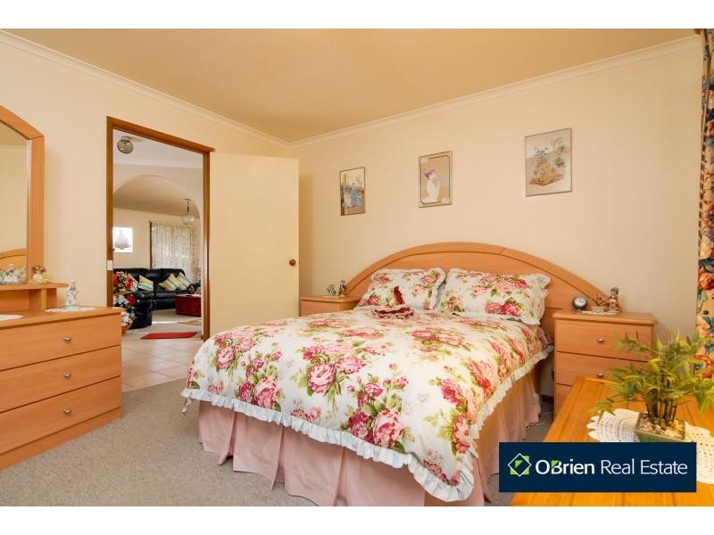 2/32 Lamont Crescent, Cranbourne VIC 3977