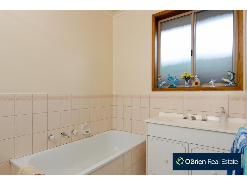 2/32 Lamont Crescent, Cranbourne VIC 3977