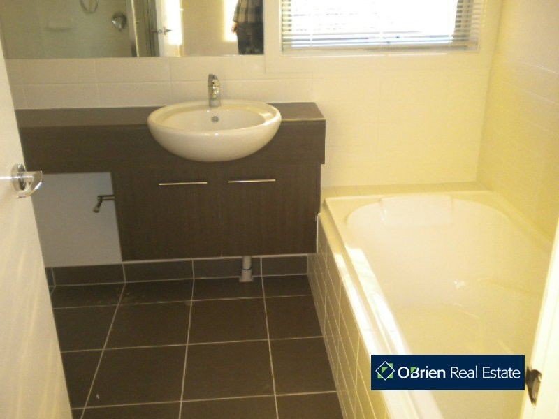 2 Acorn Lane, Pakenham VIC 3810