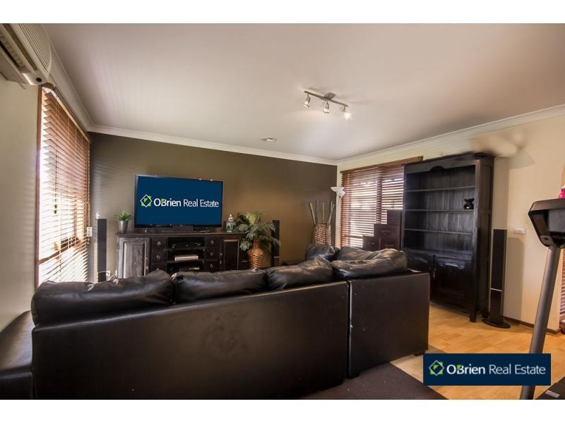 20 Hazelwood Avenue, Cranbourne North VIC 3977
