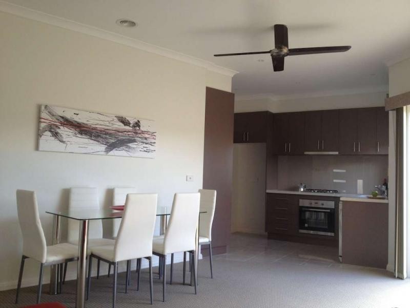 2/4 Daniher Close, Berwick VIC 3806