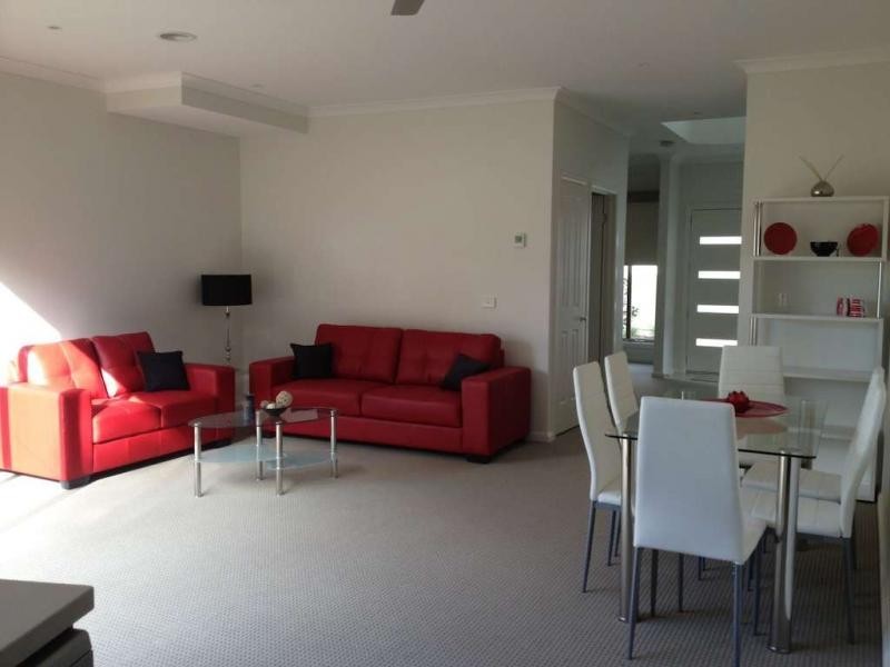 2/4 Daniher Close, Berwick VIC 3806