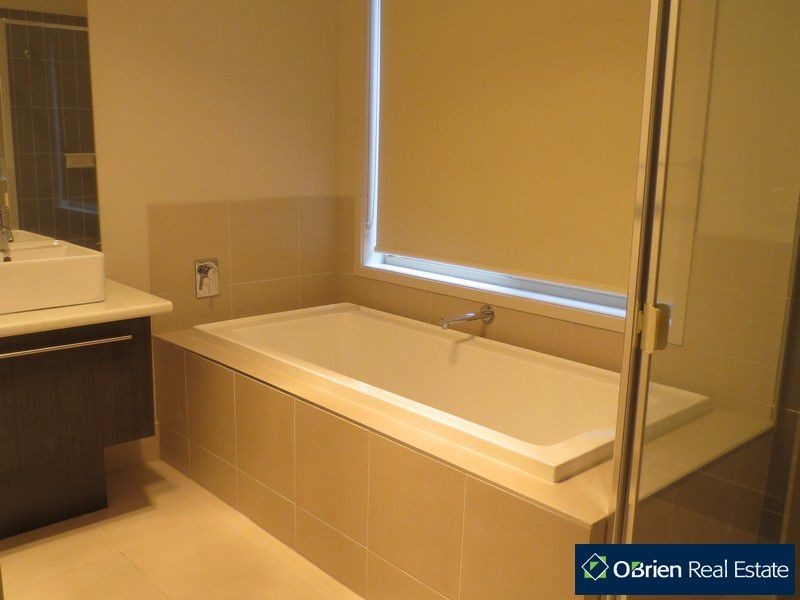 48 Abrus Circuit, Cranbourne North VIC 3977