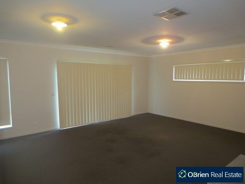 48 Abrus Circuit, Cranbourne North VIC 3977