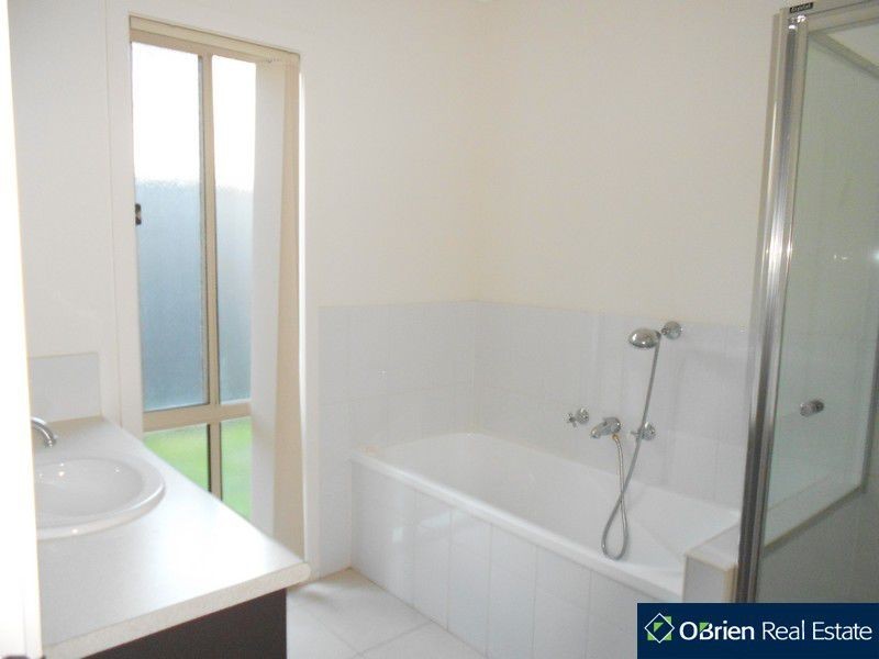 32 Britton Drive, Pakenham VIC 3810