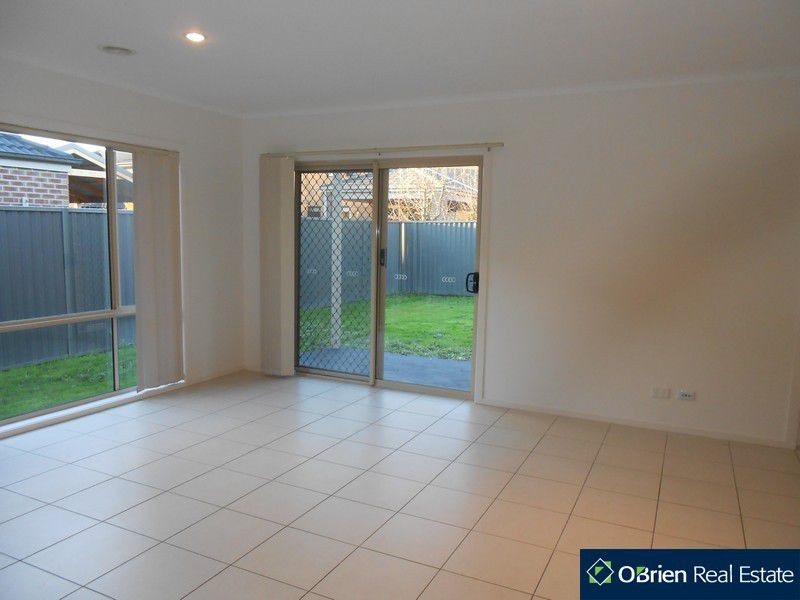 32 Britton Drive, Pakenham VIC 3810