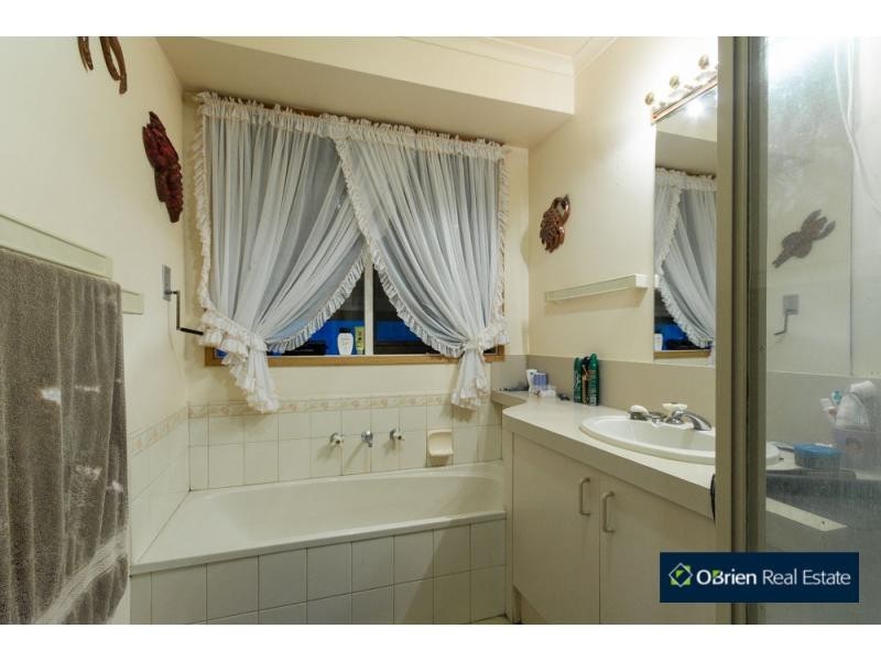 2 Sharne Court, Cranbourne North VIC 3977