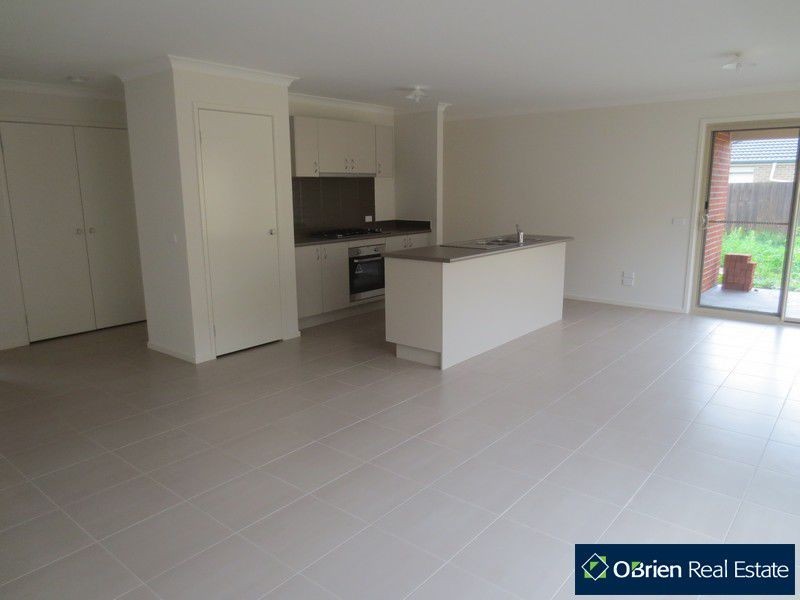 27 Valencia Circuit, Cranbourne VIC 3977