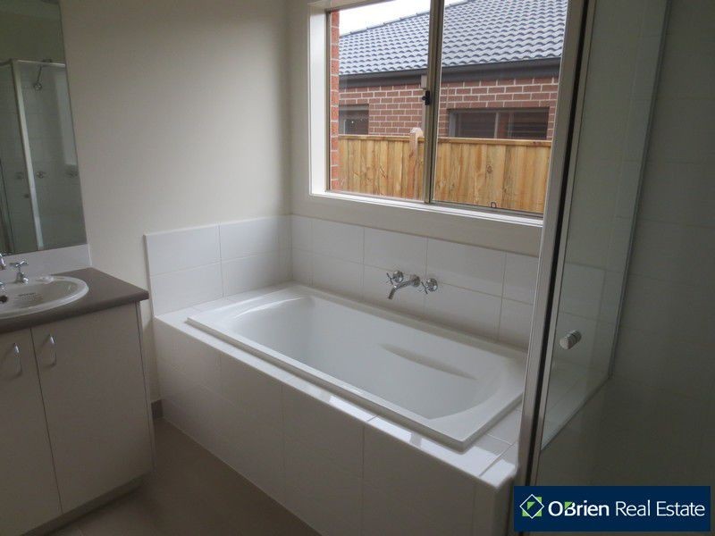 27 Valencia Circuit, Cranbourne VIC 3977