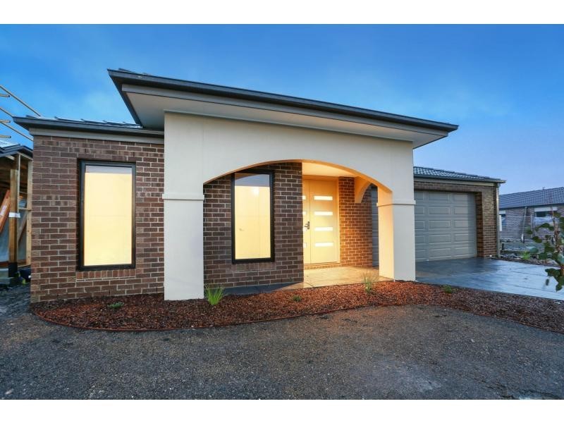 35 Mickleham Drive, Cranbourne North VIC 3977
