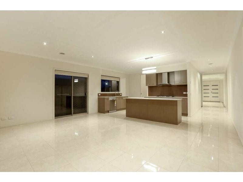 35 Mickleham Drive, Cranbourne North VIC 3977