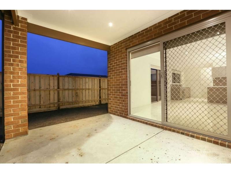35 Mickleham Drive, Cranbourne North VIC 3977