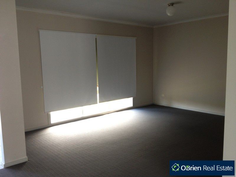 17 Hamilton Drive, Cranbourne North VIC 3977