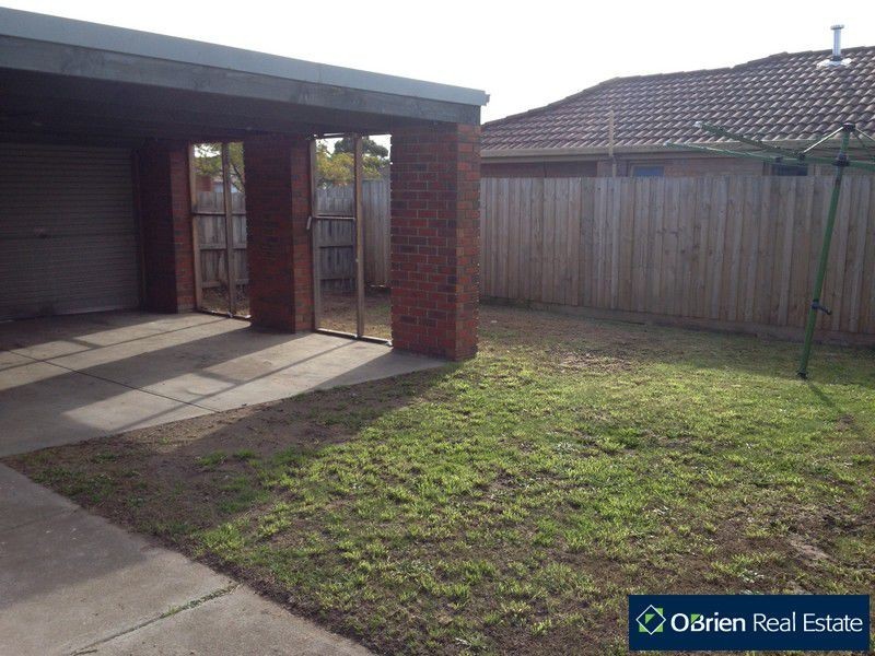 17 Hamilton Drive, Cranbourne North VIC 3977