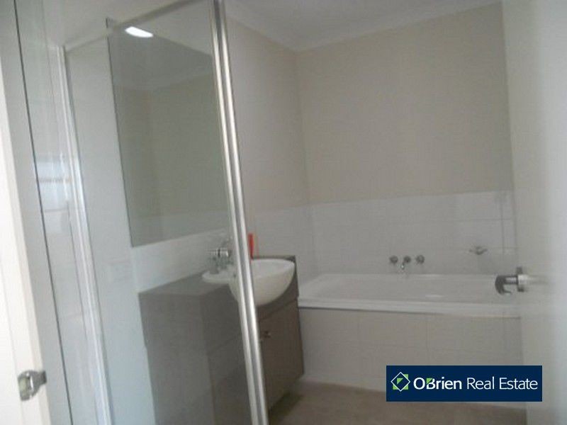 6 Jade Walk, Officer VIC 3809