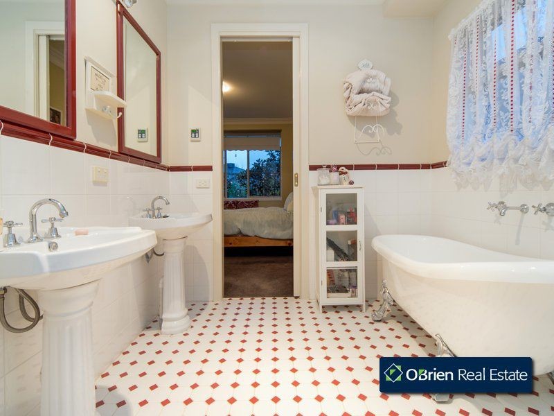 17 Lawton Grove, Berwick VIC 3806