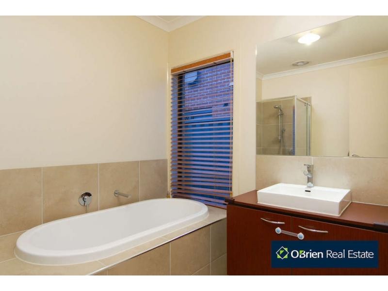 3 Foxhound Grove, Cranbourne East VIC 3977