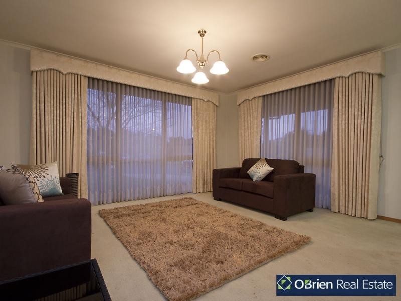 3 Christine Place, Cranbourne North VIC 3977